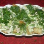 Салат с молодой капусты с тунцом и сухариками