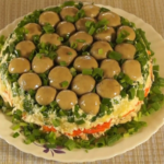 Слоеный салат грибная поляна с шампиньонами и курицей