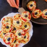 Домашняя выпечка — мини пиццы (без духовки)