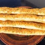 Сырно — чесночные хлебные палочки