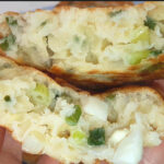 Ленивые пирожки на кефире с зеленым луком и яйцом